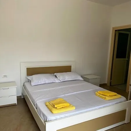 Apartments Lama Apartment *